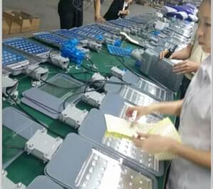 華可太陽能路燈車間為客戶加班趕貨中！