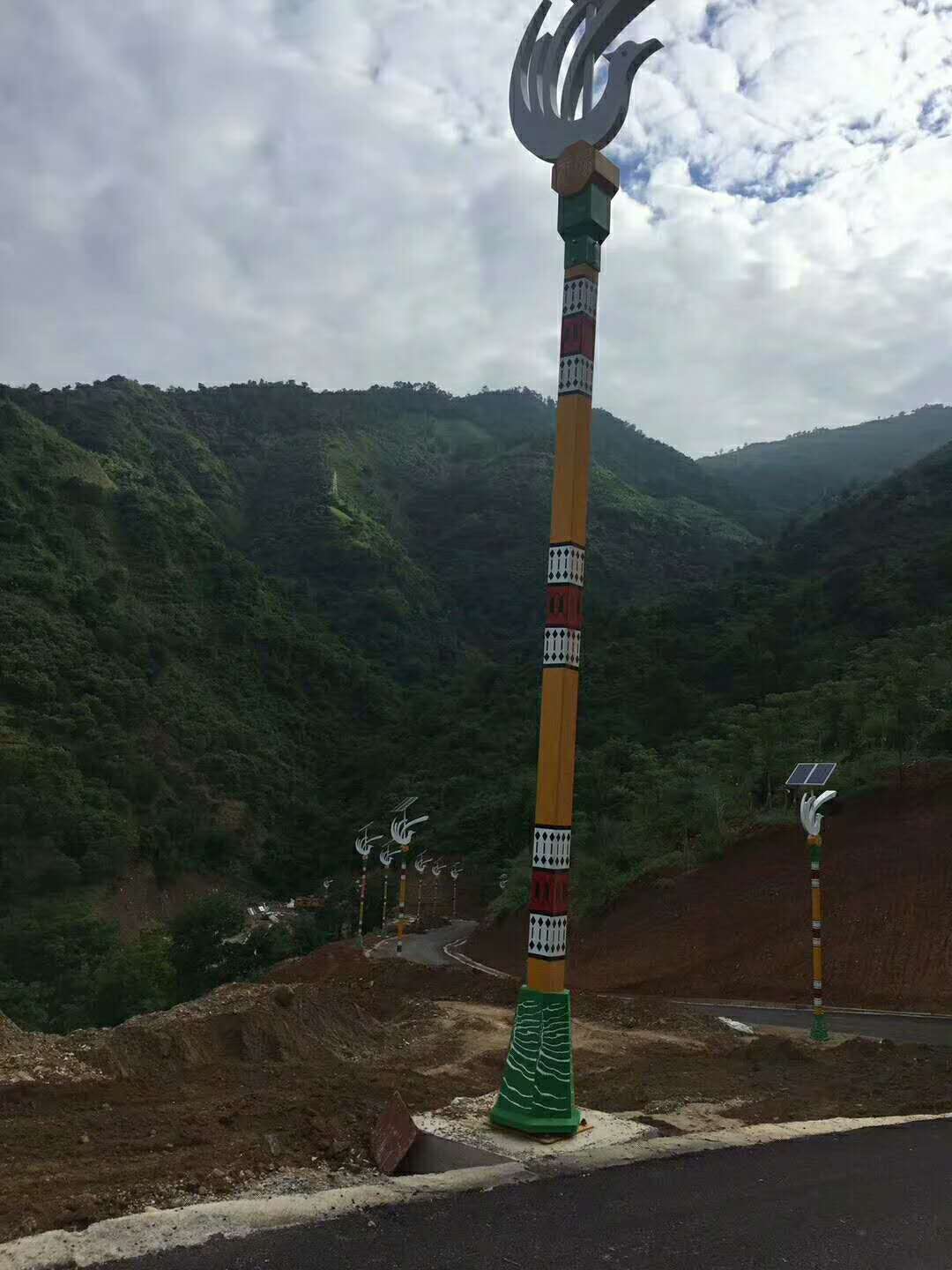 華可感謝貴州王總的信任，80套太陽能路燈安裝完畢！